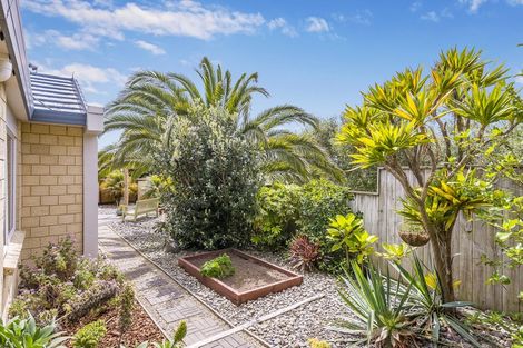 Photo of property in 43 Quadrant Heights, Paraparaumu, 5032