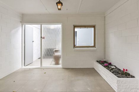 Photo of property in 2/240 Forrest Hill Road, Forrest Hill, Auckland, 0620