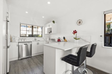 Photo of property in 2/10 Great South Road, Papakura, 2110