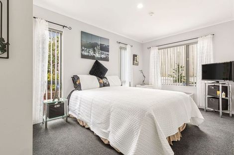 Photo of property in 52 Hewlett Road, Massey, Auckland, 0614