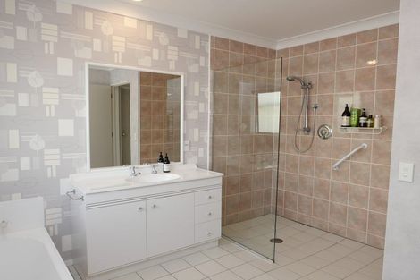 Photo of property in 5 Sovereign Way, Paraparaumu, 5032