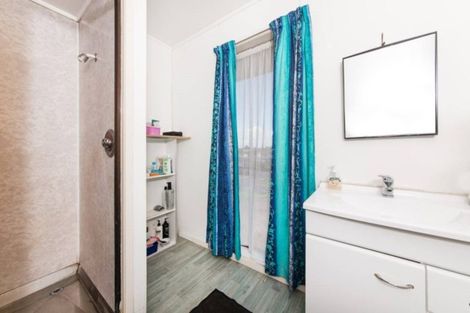 Photo of property in 1/4 Lydford Place, Glendene, Auckland, 0602