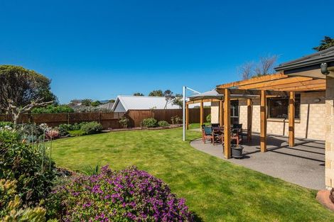 Photo of property in 27 Quadrant Heights, Paraparaumu, 5032