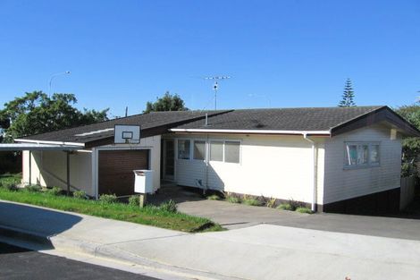 Photo of property in 1/2 Windsor Place, Windsor Park, Auckland, 0630