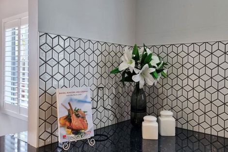 Photo of property in 2/21 Fields Parade, Oteha, Auckland, 0632