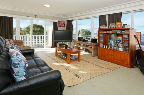 Photo of property in 72 Waimumu Road, Massey, Auckland, 0614