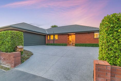 Photo of property in 15 Farquhars Road, Redwood, Christchurch, 8051