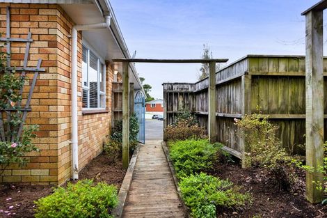 Photo of property in 2/6 Hood Place, Spotswood, New Plymouth, 4310