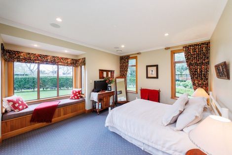 Photo of property in 5 Waicola Drive, Fitzherbert, Palmerston North, 4471