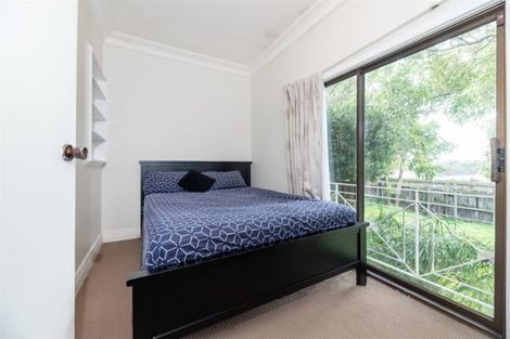 Photo of property in 15 Cleve Road, Green Bay, Auckland, 0604