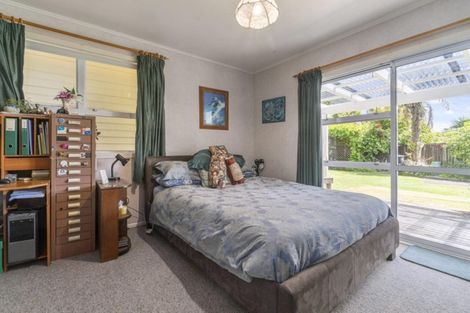 Photo of property in 4 Bayside Avenue, Te Atatu Peninsula, Auckland, 0610