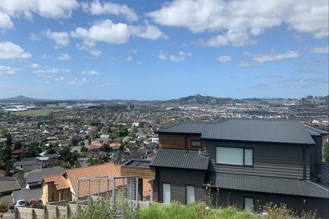 Photo of property in 11 Bartells Drive, Goodwood Heights, Auckland, 2105