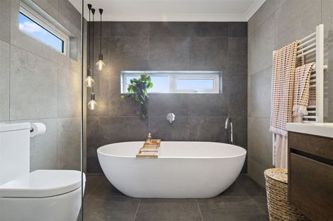 Photo of property in 10 Litchfield Place, Clarks Beach, 2122