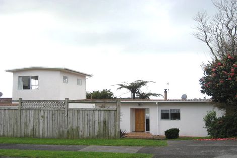 Photo of property in 16 Saint Ives Grove, Whalers Gate, New Plymouth, 4310