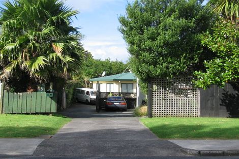 Photo of property in 15a Graham Avenue, Te Atatu Peninsula, Auckland, 0610