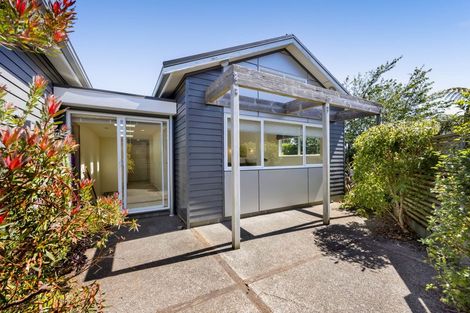 Photo of property in 11 Margaret Place, Merrilands, New Plymouth, 4312