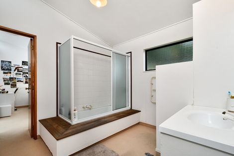 Photo of property in 16 Opanuku Road, Henderson Valley, Auckland, 0612