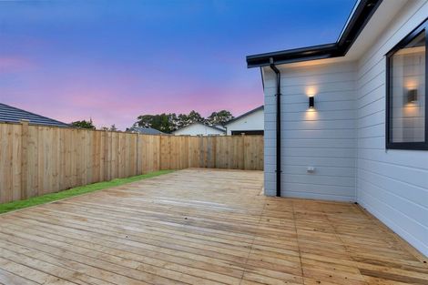 Photo of property in 18 Lewis Younie Road, Kumeu, 0810