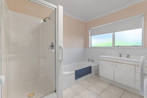Photo of property in 40 Settlers Grove, Orewa, 0931