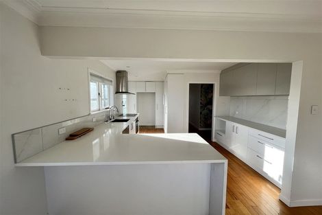 Photo of property in 21 Yeovil Road, Te Atatu Peninsula, Auckland, 0610