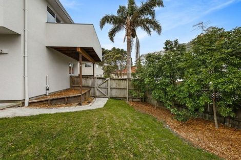 Photo of property in 5 Oystergrove Road, West Harbour, Auckland, 0618