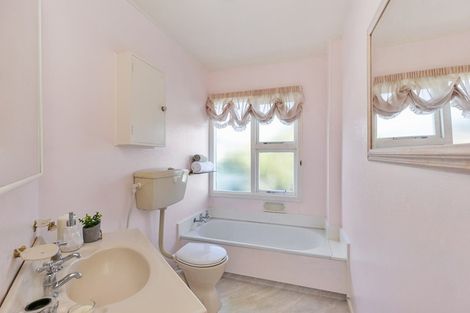 Photo of property in 133 Akaroa Drive, Maupuia, Wellington, 6022