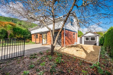 Photo of property in 10 Kakariki Grove, Waikanae, 5036