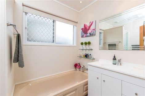 Photo of property in 1/9 Courant Place, Clover Park, Auckland, 2019