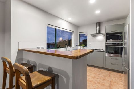 Photo of property in 5 Baulcomb Parade, Windsor Park, Auckland, 0632