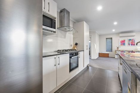 Photo of property in 37 Whitney Place, Rototuna North, Hamilton, 3210