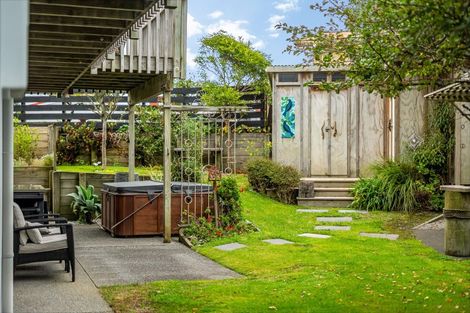 Photo of property in 10 Fenside Street, Waikanae Beach, Waikanae, 5036