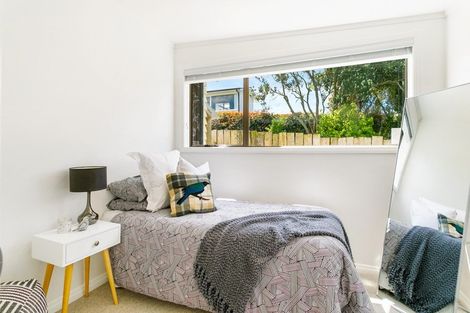 Photo of property in 16 Harrybrook Road, Green Bay, Auckland, 0604