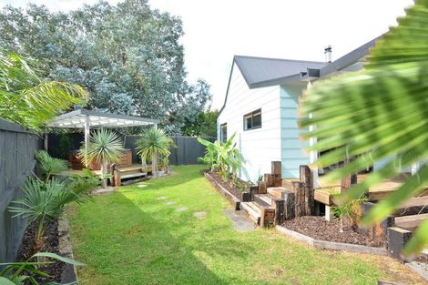 Photo of property in 2 Island View Terrace, Waikanae Beach, Waikanae, 5036