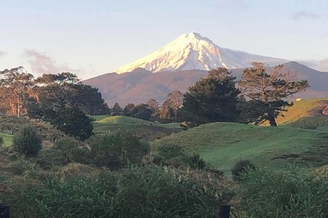 Photo of property in 2 Te Ara Karoiroa Road, Hurford, New Plymouth, 4374