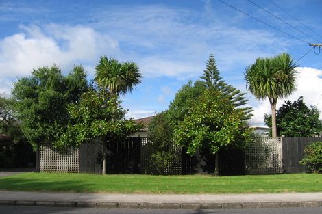Photo of property in 15 Graham Avenue, Te Atatu Peninsula, Auckland, 0610