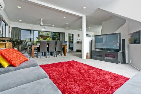 Photo of property in 2/182 Queen Street, Northcote Point, Auckland, 0627