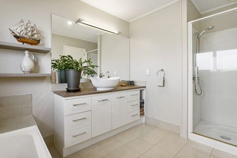 Photo of property in 30 Booralee Avenue, Botany Downs, Auckland, 2010