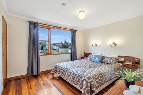 Photo of property in 9 Mokau Place, Terrace End, Palmerston North, 4410