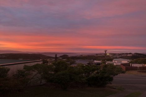 Photo of property in 3 Salford Street, Newlands, Wellington, 6037