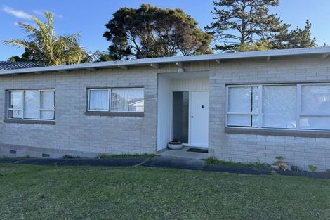 Photo of property in 21 Holdaway Avenue, Northcote, Auckland, 0627