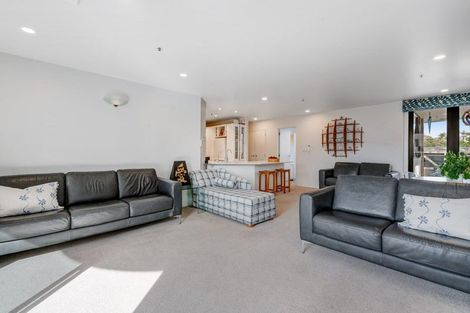 Photo of property in 3a/171 Hurstmere Road, Takapuna, Auckland, 0622