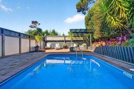 Photo of property in 4 Valdese Rise, Browns Bay, Auckland, 0630