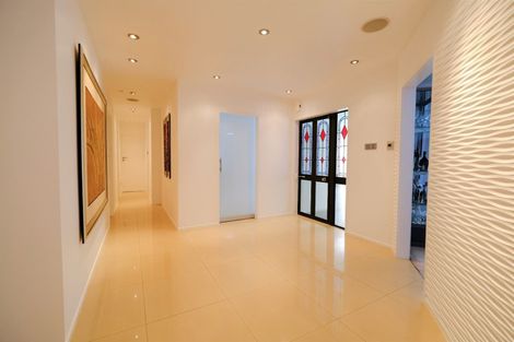 Photo of property in 98 Grande Vue Road, Hillpark, Auckland, 2102