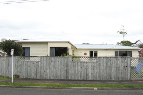Photo of property in 6 Kauri Street, Merrilands, New Plymouth, 4312