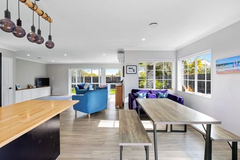 Photo of property in 33 Maygrove Drive, Orewa, 0931