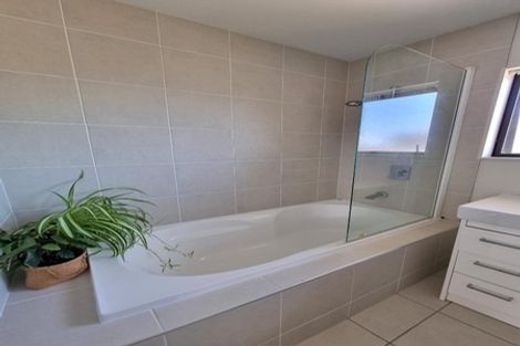 Photo of property in 96 Mcleod Road, Te Atatu South, Auckland, 0610