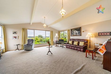 Photo of property in 2 Honeysuckle Grove, Maungaraki, Lower Hutt, 5010