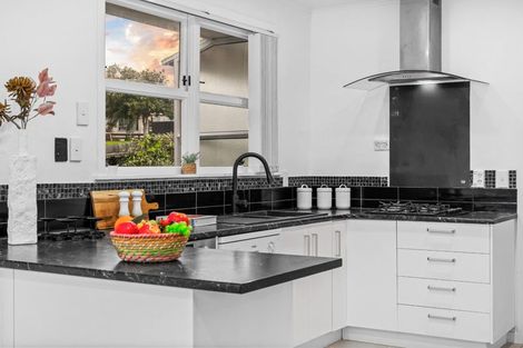 Photo of property in 2 Lowtherhurst Road, Massey, Auckland, 0614