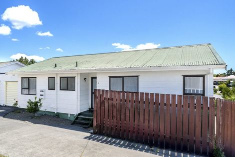 Photo of property in 4/92 Awaroa Road, Sunnyvale, Auckland, 0612