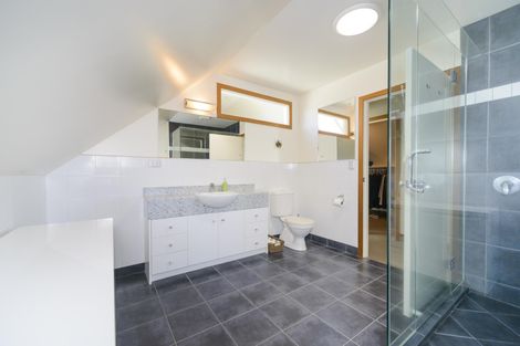 Photo of property in 27 The Strand, Fitzherbert, Palmerston North, 4410